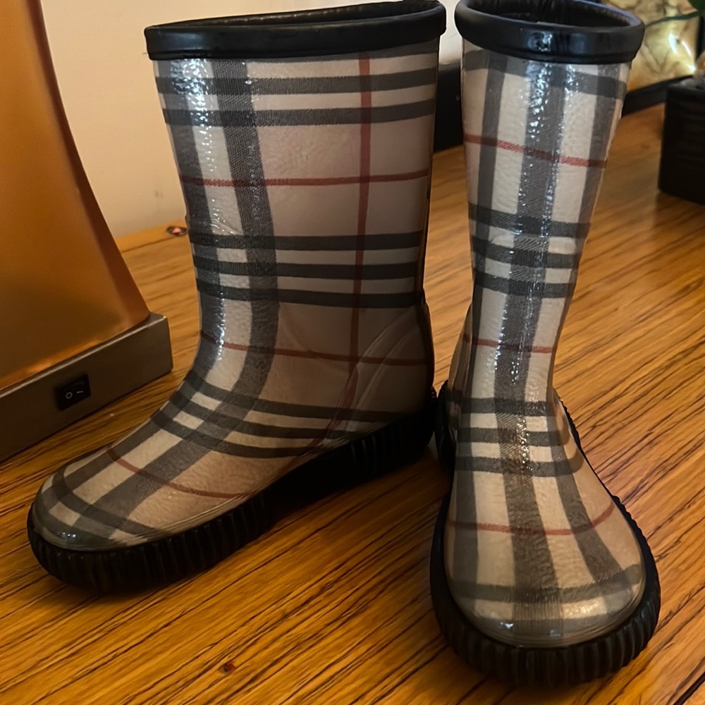Burberry boys rain boots size 11/12
